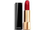Ob für die beste Freundin oder die Mama, jede Frau sollte den perfekten roten Lippenstift besitzen. Wer an Weihnachten die Extra-Portion Luxus verschenken möchte, ist bei Chanel genau an der richtigen Adresse. Lippenstift von Chanel, ca. 38 Euro. 