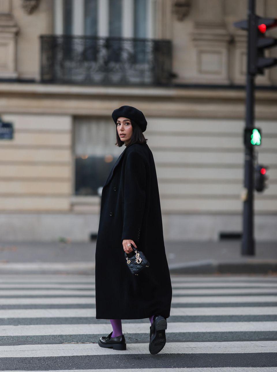 Tugba Kement mit schwarzer Baskenmütze, Street-Style in Paris 