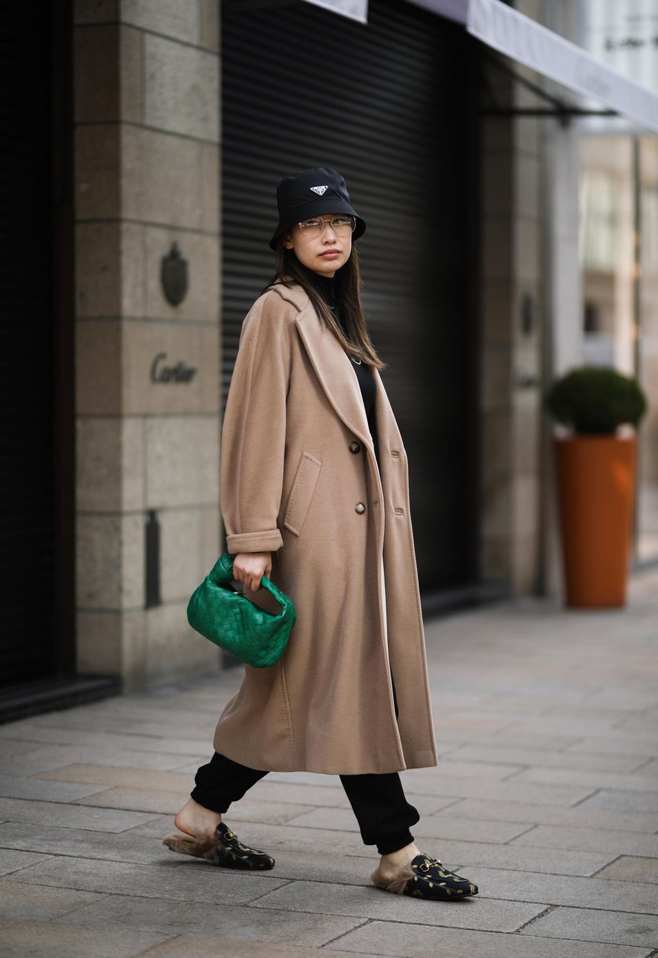 Yuanyuan Gau trägt schwarzen Bucket Hat von Prada, Street-Style Hamburg