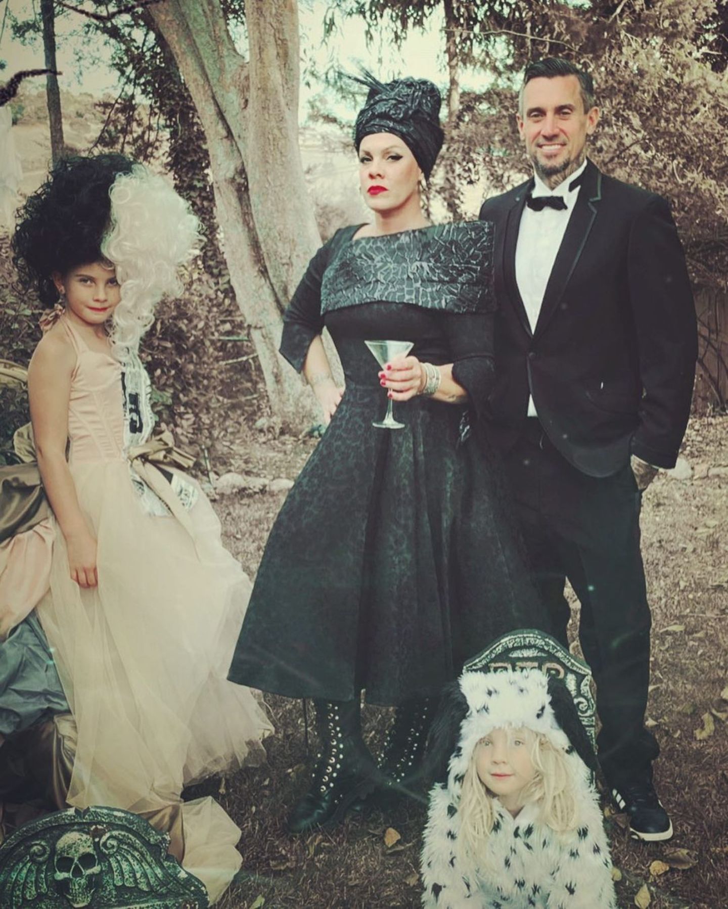 Pinks Tochter scheint den neuen Cruella-Film gesehen zu haben. Aber nicht nur Willow hat sich in Schale geworfen, die ganze Familie hat sich verkleidet und posiert für ein schaurig-schönes Familienporträt. 