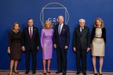 Dr. Jill Biden begleitet ihren Mann zum ersten Mal zu einem G20-Gipfel. Für den besonderen Anlass hat sich die First Lady der USA schick gemacht. In einem gewagten Etuikleid aus Pailletten, das ihre tolle Figur in Szene setzt, posiert sie neben ihrem Mann für die Fotografen.