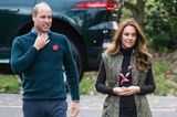 Herzogin Catherine begleitet Prinz William zur Climate Change Conference in Glasgow. Als Präsidentin der britischen Pfadfindervereinigung trägt sie stolz das Pfadfinder-Halstuch und setzt auf einen praktischen, aber stylischen Outdoor-Look. Zur Skinny-Jeans kombiniert sie eine Steppweste, die derzeit absolut im Trend liegt.