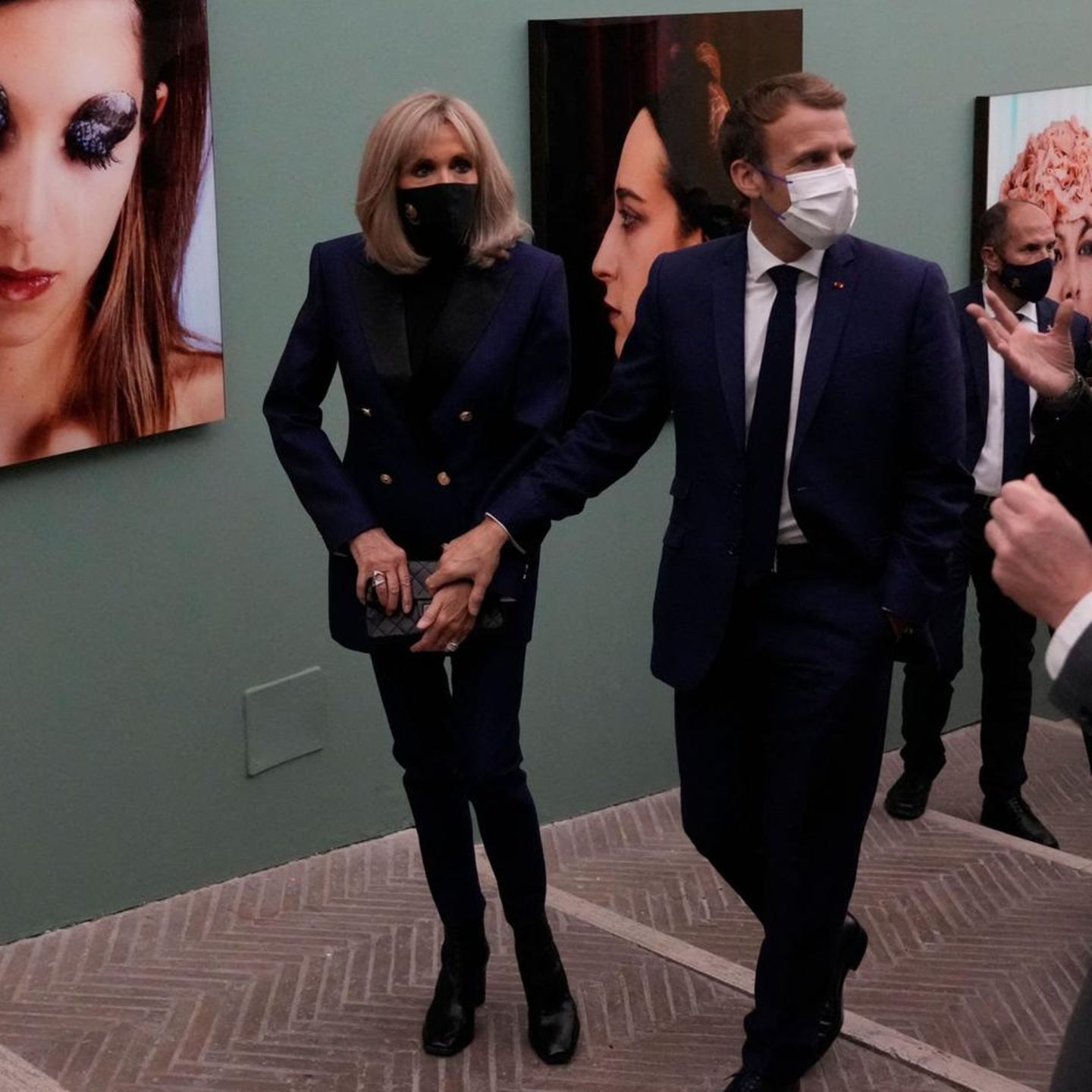 Brigitte Macron trägt am Vorabend des G20-Gipfels 2021 bei einer Ausstellung der französischen Fotografin Natacha Lesueur in Rom einen eleganten monochromen Look. Die Frau des französischen Präsidenten kombiniert ein dunkelblaues Blazer-Kleid mit einer schwarzen Hose, Schuhen und einer kleinen Handtasche von Chanel in derselben Farbe. Ein schlichter klassischer Auftritt, eben ganz nach Macrons Geschmack. 
