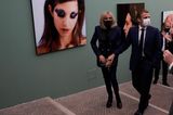 Brigitte Macron trägt am Vorabend des G20-Gipfels 2021 bei einer Ausstellung der französischen Fotografin Natacha Lesueur in Rom einen eleganten monochromen Look. Die Frau des französischen Präsidenten kombiniert ein dunkelblaues Blazer-Kleid mit einer schwarzen Hose, Schuhen und einer kleinen Handtasche von Chanel in derselben Farbe. Ein schlichter klassischer Auftritt, eben ganz nach Macrons Geschmack. 