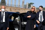 Am Rande des G20-Gipfels 2021 stattet Brigitte Macron dem Kolosseum in Rom einen privaten Besuch ab. Die Frau des französischen Präsidenten trägt eine dunkelblaue Oversized-Bluse. Macron kombiniert das moderne Piece mit einem hochgeschnittenen Faltenrock in Schwarz und einer gleichfarbigen kleinen Handtasche. Den sportlich schicken Auftritt rundet die Französin mit einer schwarzen Sonnenbrille und silbernem Schmuck ab. 