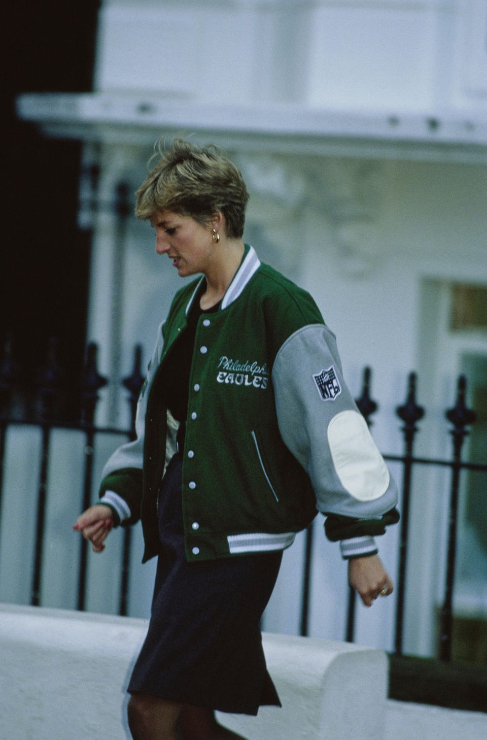 Lady Diana 1991 in einem übergroßen grün-silbernen Modell der Philadelphia Eagles