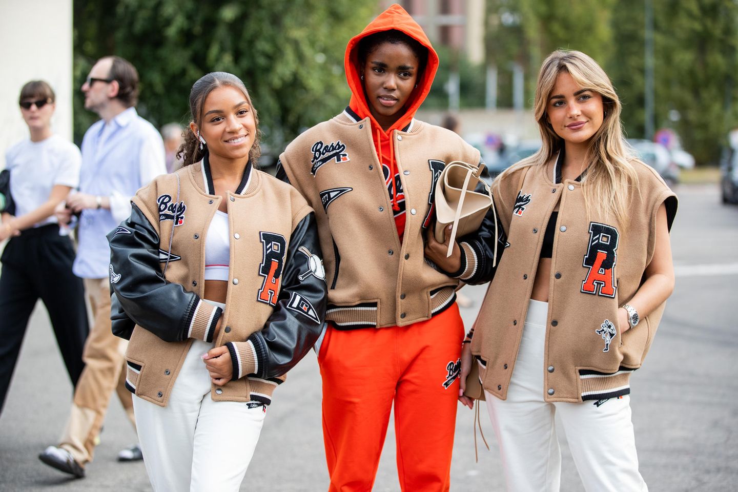 College Jacken aus den 90er Jahren feiern ihr Comeback: College Jacke im Street-Style