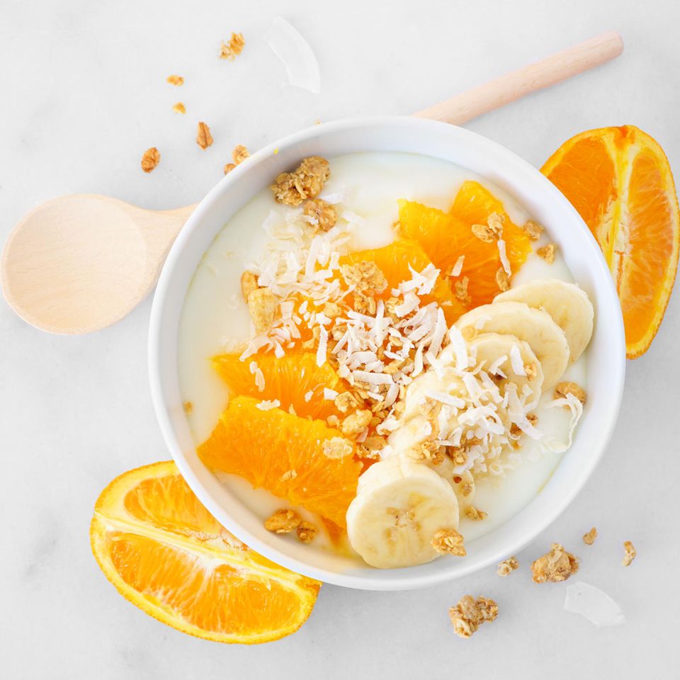 Diese 6 Lebensmittel solltest du besser nicht auf leeren Magen essen: Joghurt mit Orange und Banane.