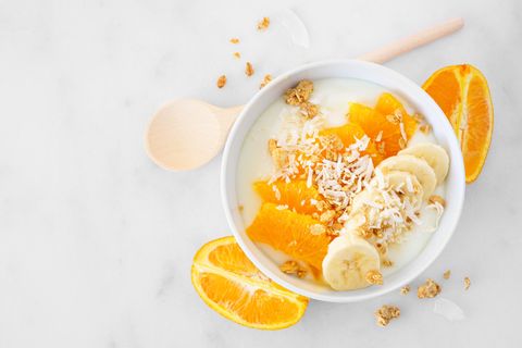 Diese 6 Lebensmittel solltest du besser nicht auf leeren Magen essen: Joghurt mit Orange und Banane.