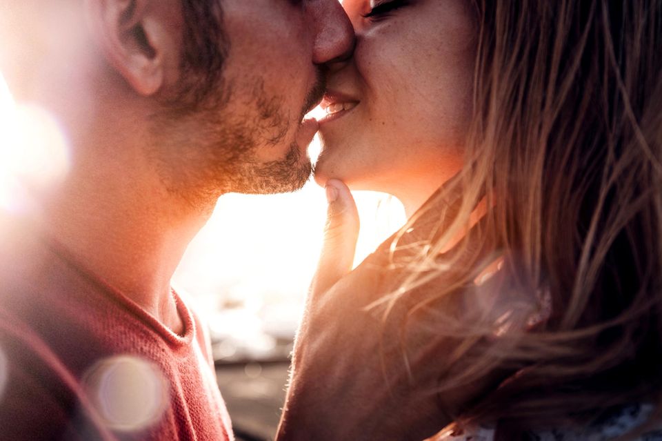 5 Fragen, die nur gute Küsser beantworten können: Zwei Menschen Küssen sich
