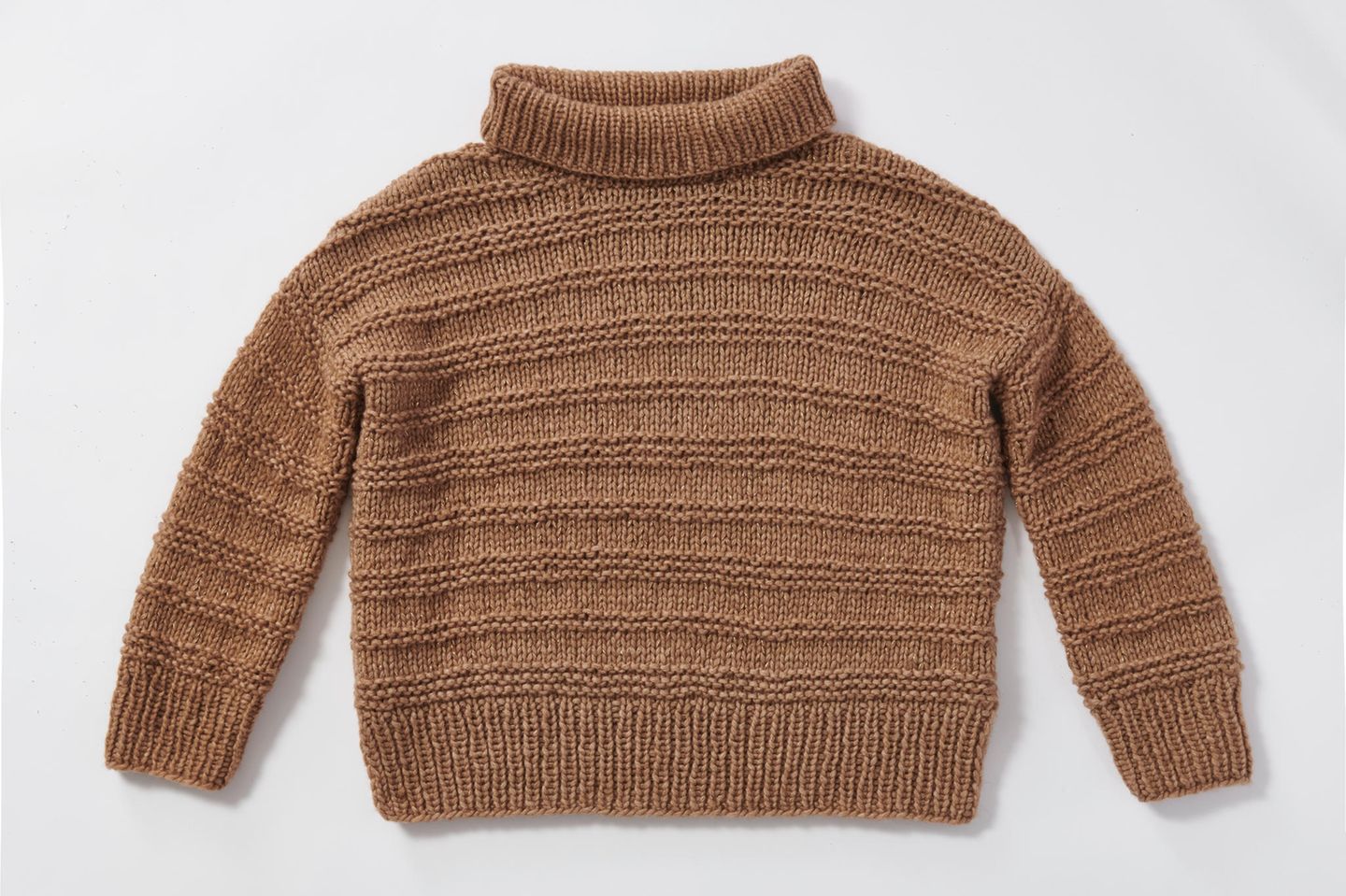 Pullover mit Schlitzen stricken: brauner Strickpullover