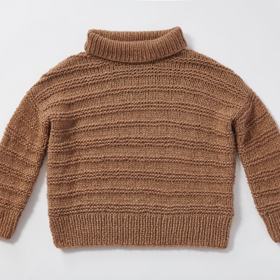 Pullover mit Schlitzen stricken: brauner Strickpullover