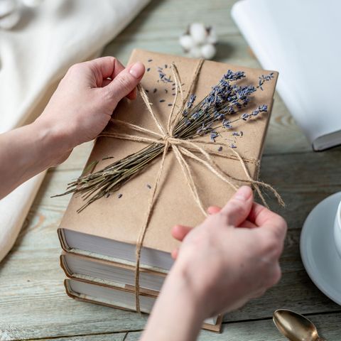 Geschenke für Buchliebhaber: Frau verpackt Bücher