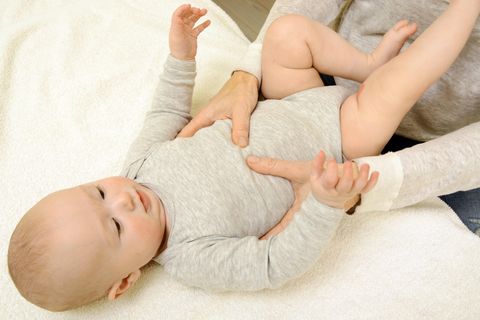 Osteopathie für Babys: Baby wird osteopathisch behandelt