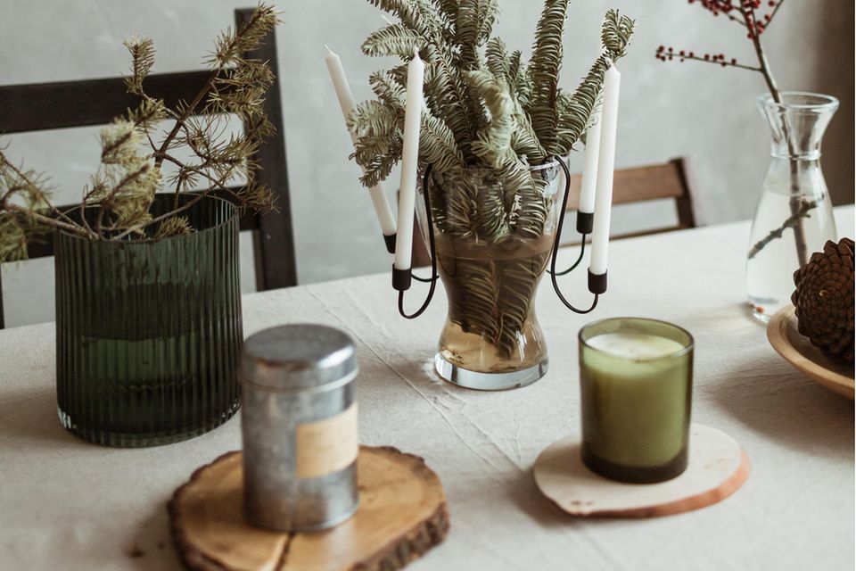 Skandinavische Weihnachtsdeko: Tisch im Wohnzimmer mit Kerzen