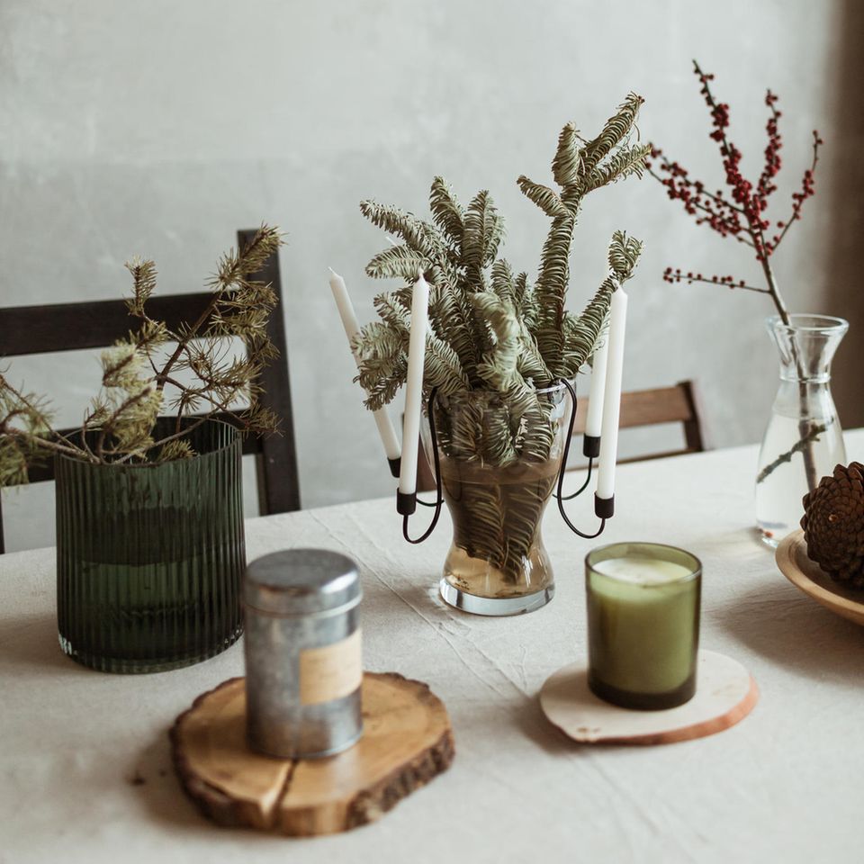 Skandinavische Weihnachtsdeko: Tisch im Wohnzimmer mit Kerzen