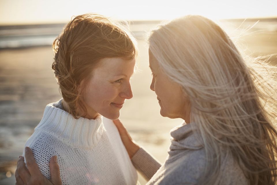 Mutter und Tochter am Strand