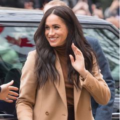 Was Herzogin Meghan trägt, wird Trend! So auch bei ihren Beautyprodukten. Die Herzogin weiß, was ihr steht und greift deswegen immer wieder zu den gleichen Produkten. Vor allem ein Lippenstift hat es ihr angetan. Um ihre natürliche Lippenfarbe zu betonen, greift sie nämlich zum Matte Revolution Lipstick von Charlotte Tilbury in der Farbe Very Victoria.
