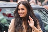 Was Herzogin Meghan trägt, wird Trend! So auch bei ihren Beautyprodukten. Die Herzogin weiß, was ihr steht und greift deswegen immer wieder zu den gleichen Produkten. Vor allem ein Lippenstift hat es ihr angetan. Um ihre natürliche Lippenfarbe zu betonen, greift sie nämlich zum Matte Revolution Lipstick von Charlotte Tilbury in der Farbe Very Victoria.