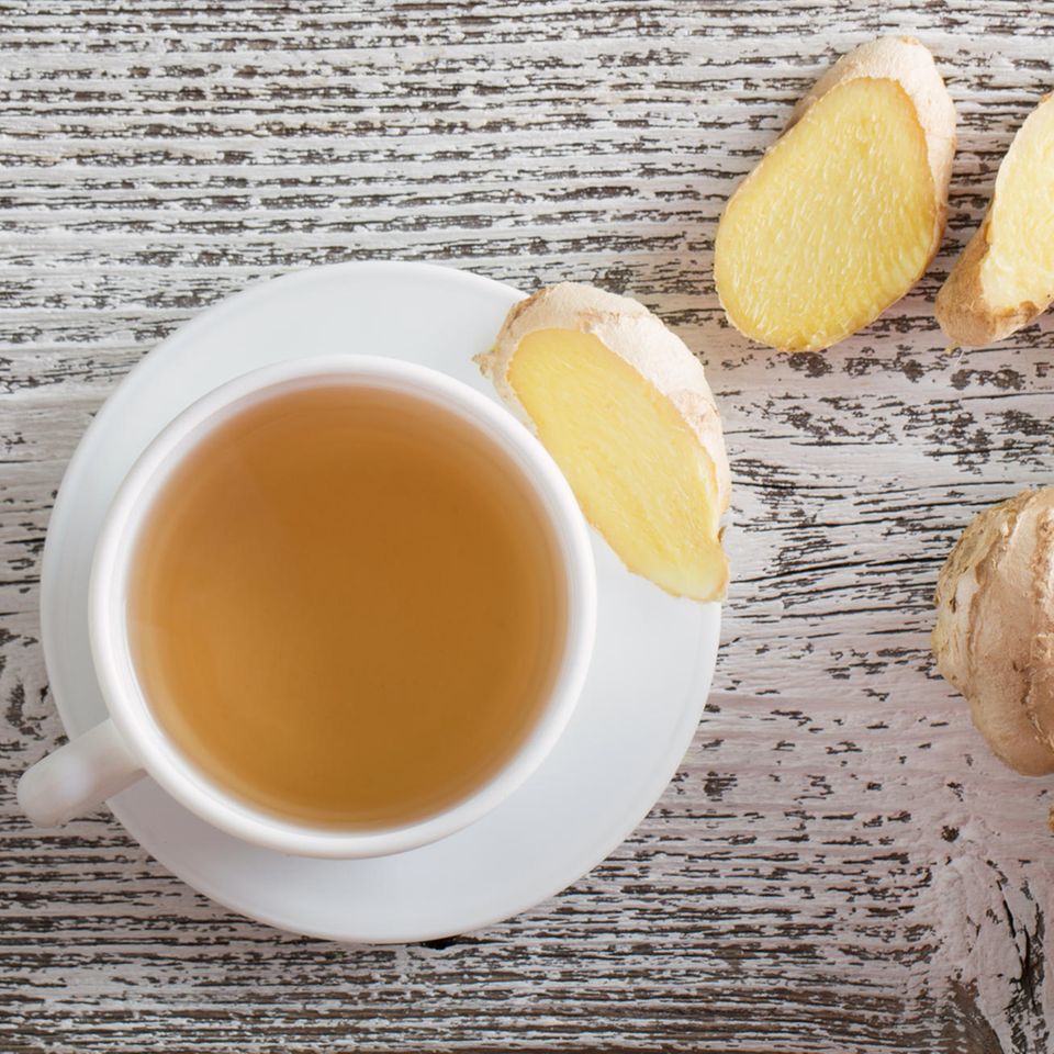 Tee mit frischem Ingwer in einer Tasse: Diese Zubereitungsfehler können die Wirkung von Ingwer schwächen