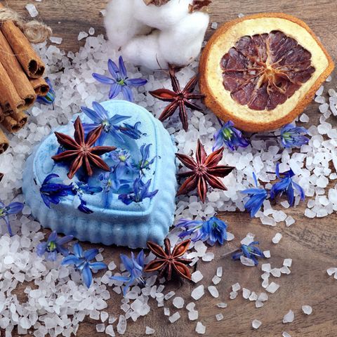 Badepralinen selber machen: Blaue Badepraline auf Meersalz
