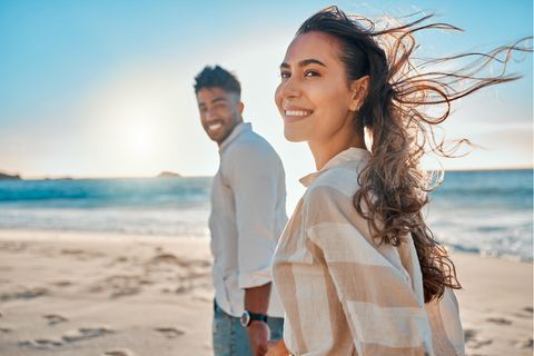 Paar spaziert am Strand: Die Art, wie ihr spaziert, sagt viel über eure Beziehung aus