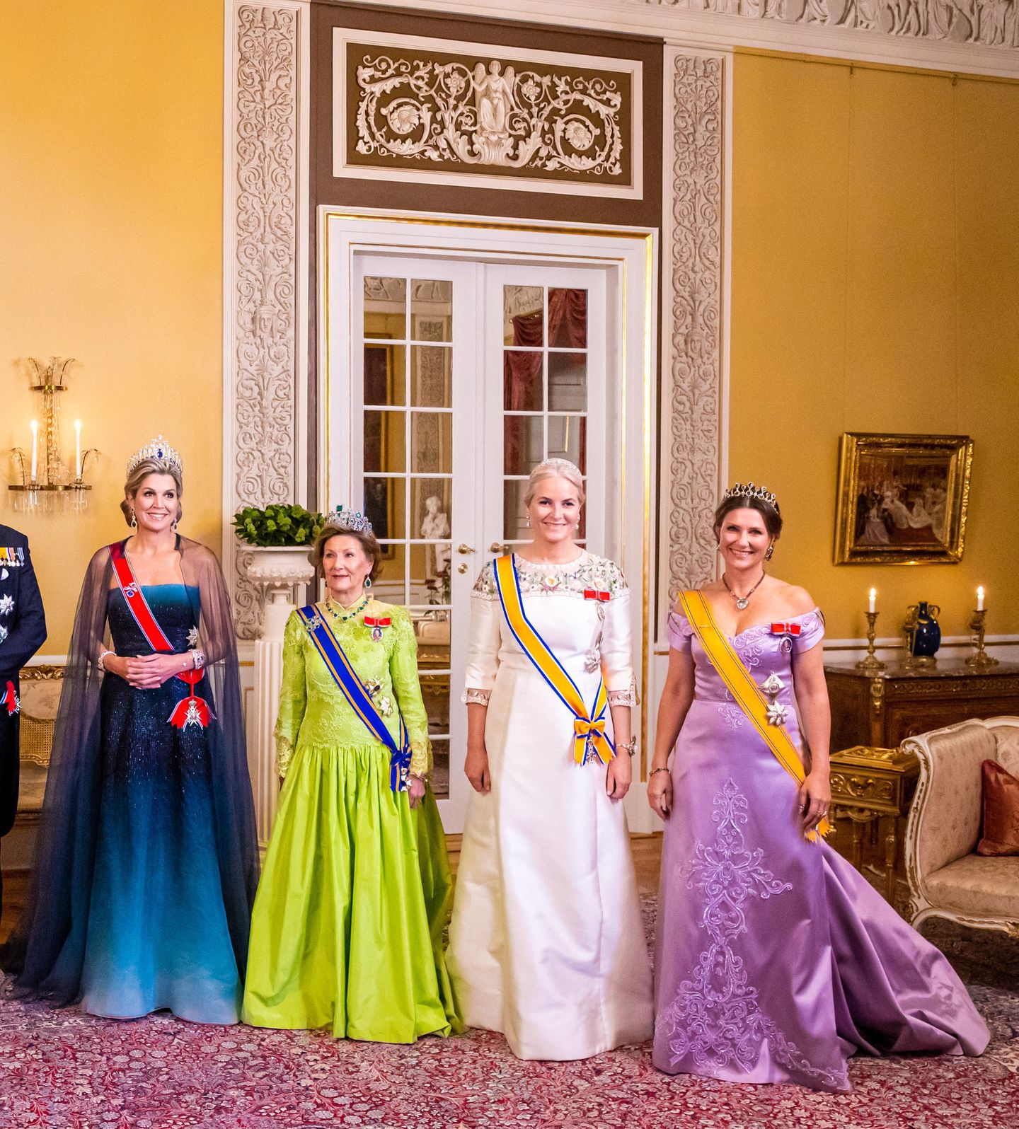Das Staatsbankett in Norwegen ist ein Anlass, zu dem Königin Maxima, Königin Sonja, Kronprinzessin Mette-Marit und Prinzessin Märtha Louise ihre besten Kleider hervorholen. Neben den farbigen Roben sind es aber vor allem die Diademe, die zum Hingucker werden. Königin Máxima trägt das Saphir-Diadem, das 655 Diamanten in Platin und 31 Ceylon-Saphire umfasst.  