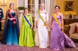 Das Staatsbankett in Norwegen ist ein Anlass, zu dem Königin Maxima, Königin Sonja, Kronprinzessin Mette-Marit und Prinzessin Märtha Louise ihre besten Kleider hervorholen. Neben den farbigen Roben sind es aber vor allem die Diademe, die zum Hingucker werden. Königin Máxima trägt das Saphir-Diadem, das 655 Diamanten in Platin und 31 Ceylon-Saphire umfasst. 
