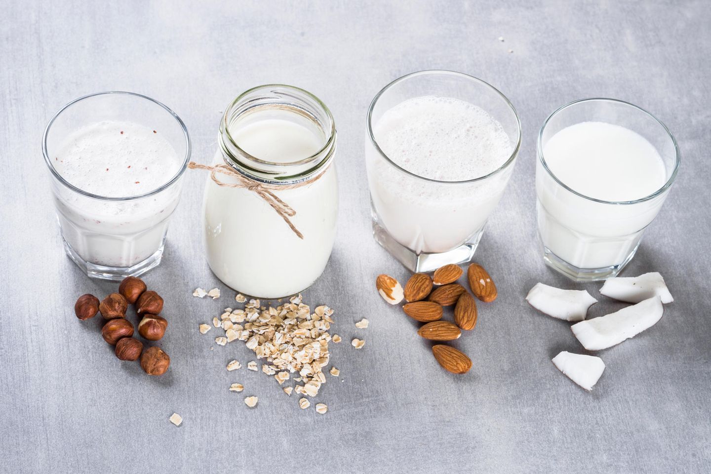 3 Wege Planzenmilch: Haselnussmilch, Hafermilch, Mandelmilch, Kokusmilch