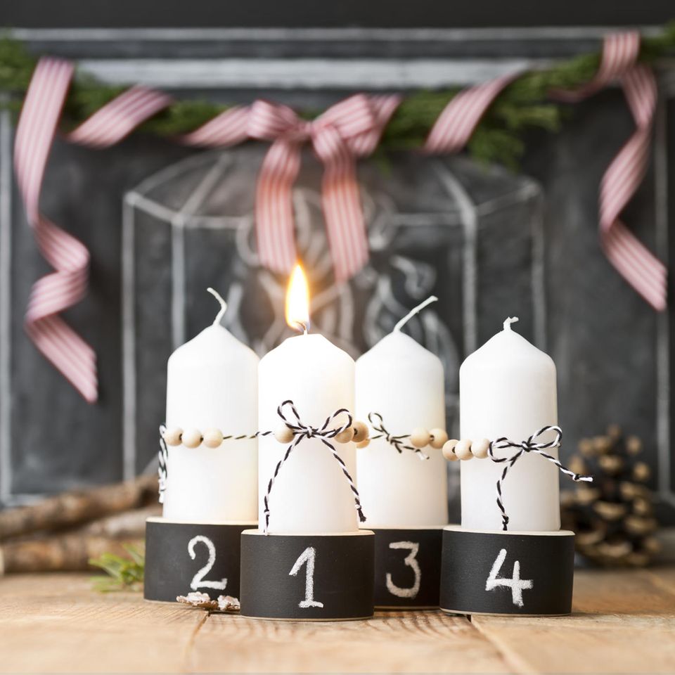 Adventskranz Alternative: Kerzen in Halterung durchnummeriert