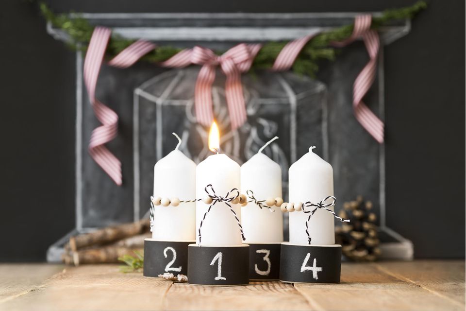 Adventskranz Alternative: Kerzen in Halterung durchnummeriert
