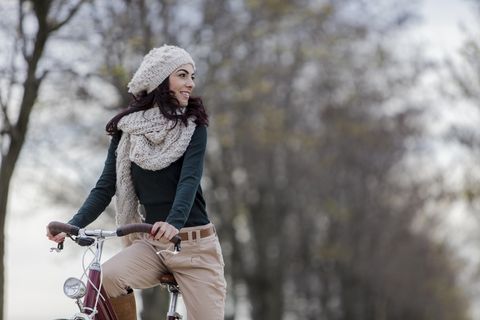 Sport nebenbei: Frau fährt Fahrrad