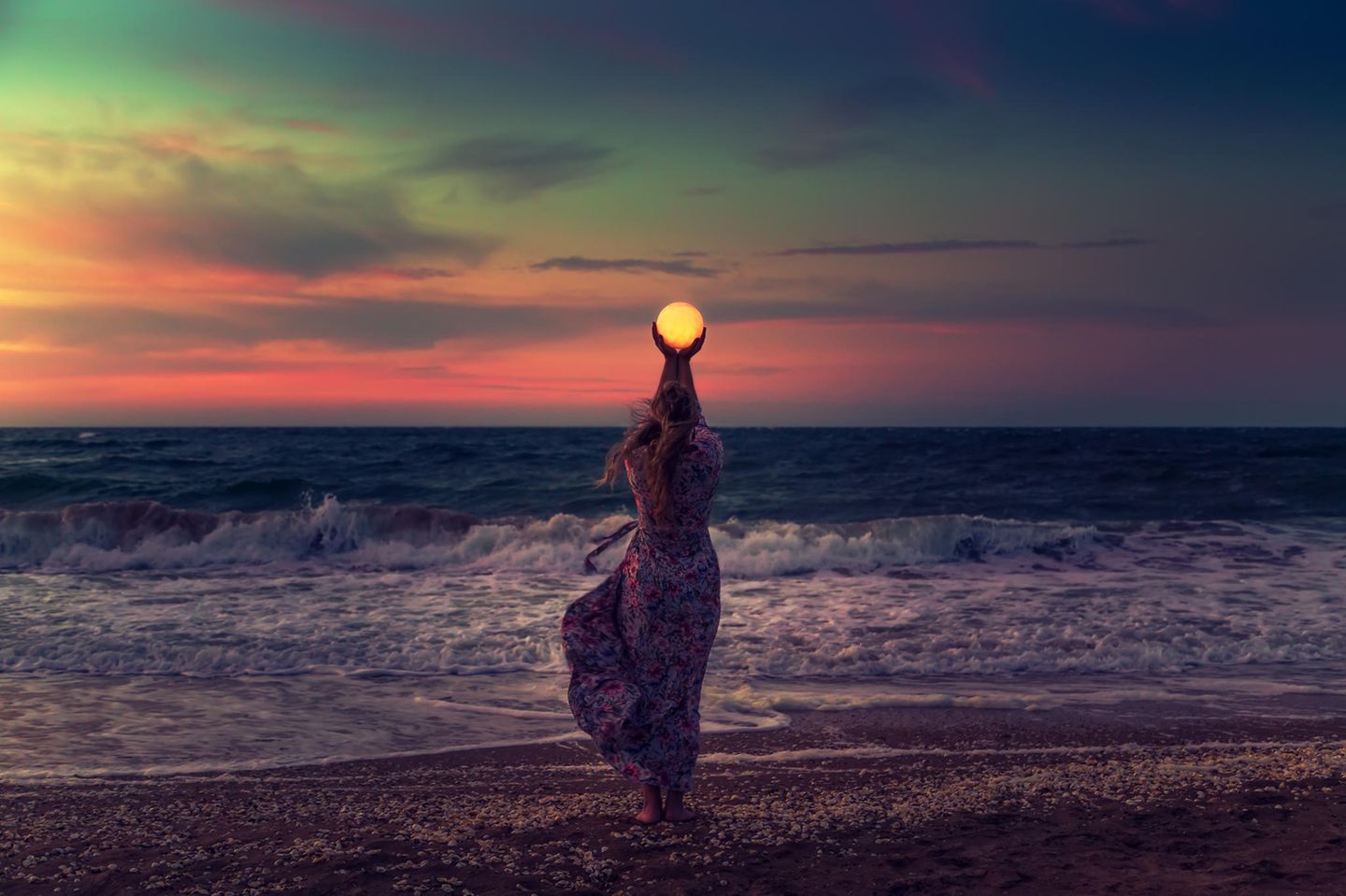 Vollmond-Horoskop ab 19.11.2021: Frau steht am Strand vor dem Vollmond