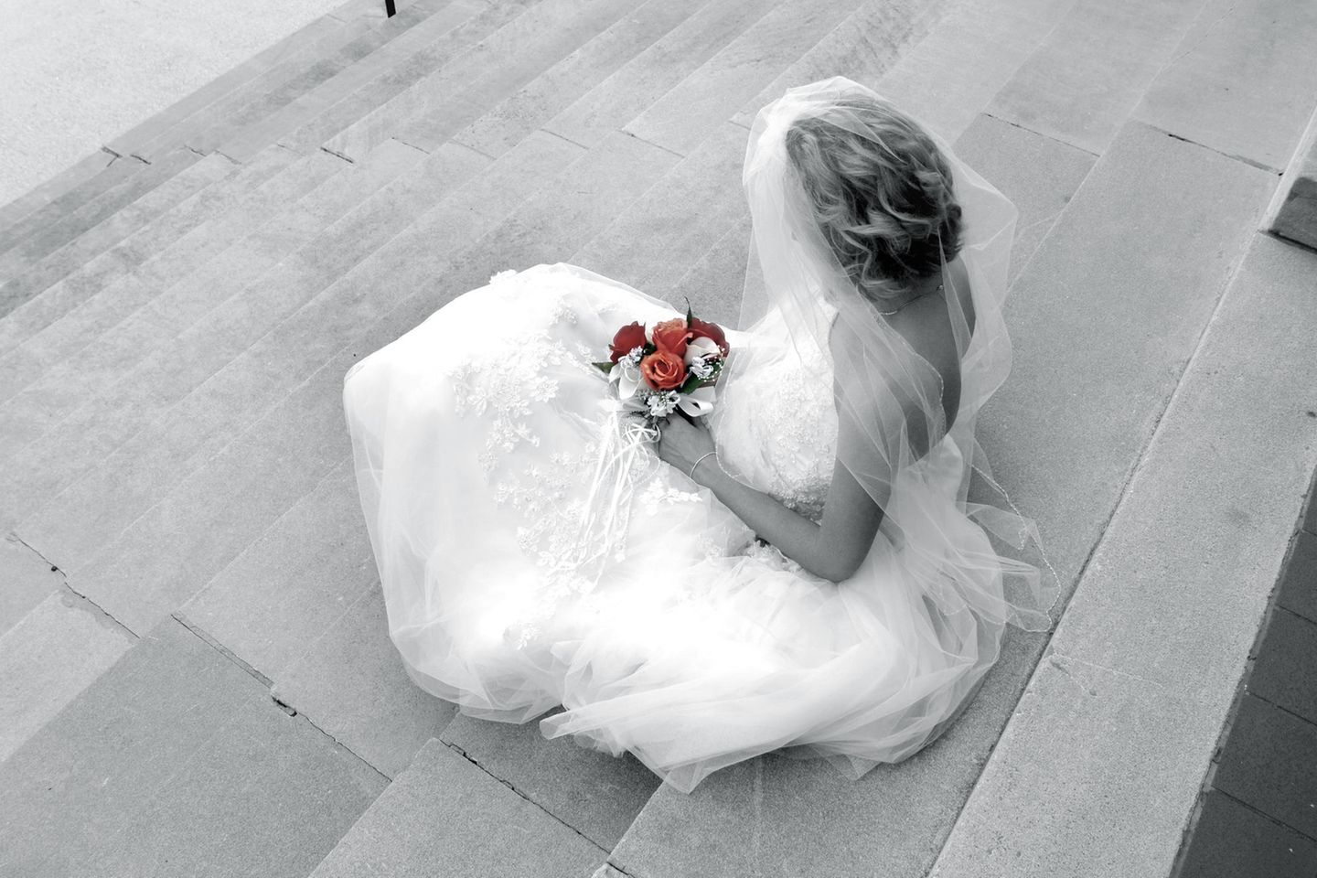 Das passiert, wenn bei Trauungen jemand widerspricht statt zu schweigen: Braut sitzt alleine mit Brautstrauß auf der Treppe