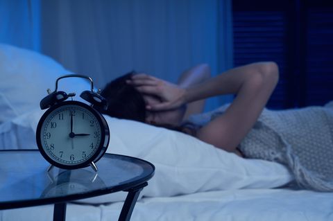 Frau liegt nachts wach | Wolfsstunde: Warum wir nachts um 3 Uhr aufwachen