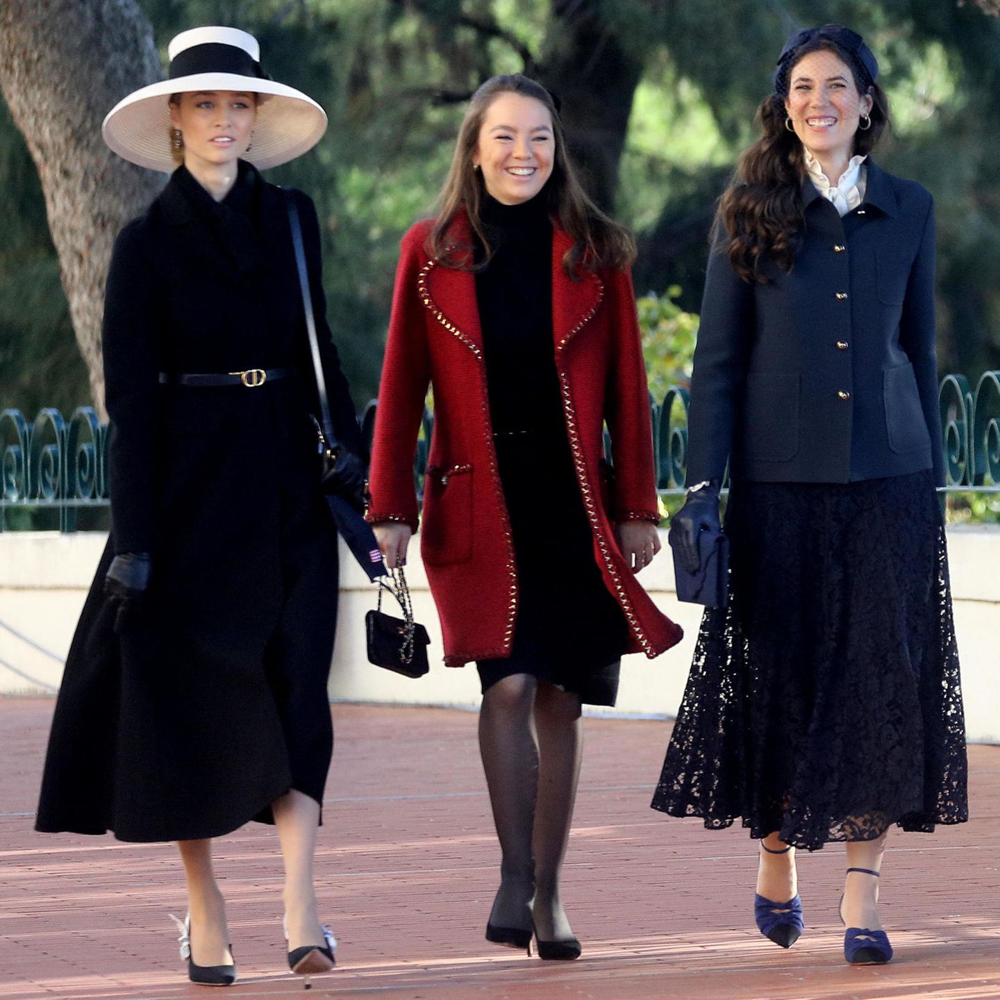 Beatrice Borromeo, Prinzessin Alexandra und Tatiana Santo Domingo gehen nebeneinander.