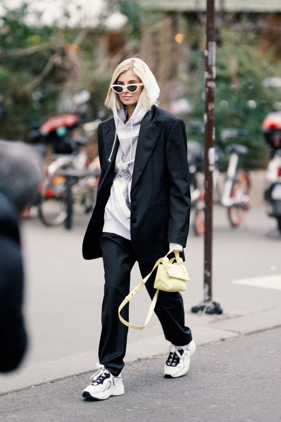 Blazer im Winter: Xenia Adonts im schwarzer Blazer mit Hoodie im Street-Style Paris Fashion Week