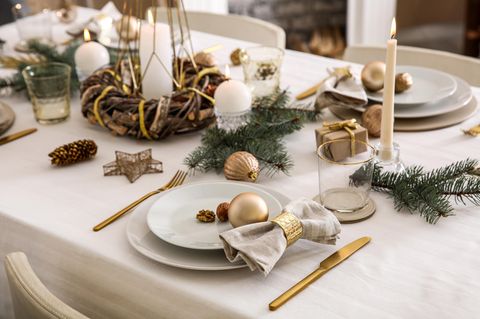 Schöner Tisch mit Weihnachtsdekoration im Wohnzimmer