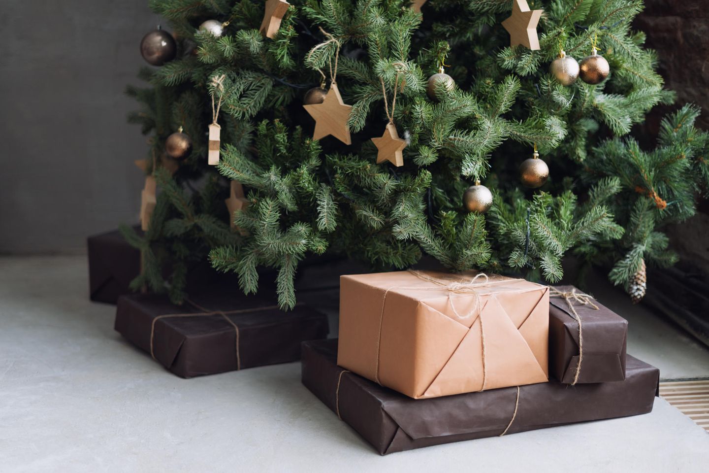Unter einem Weihnachtsbaum liegen Geschenke