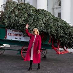 Dr. Jill Biden empfängt den Weihnachtsbaum für das Weiße Haus und könnte dabei keine bessere Figur machen. Sie ist mir ihrem roten Mantel schon richtig in Weihnachtsstimmung und und auch die Kombination von Strickrock und Strickpullover zu hohen Stiefeln ist das perfekte Outfit für die Feiertage, da es warm und stylisch zugleich ist. 