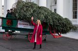 Dr. Jill Biden empfängt den Weihnachtsbaum für das Weiße Haus und könnte dabei keine bessere Figur machen. Sie ist mir ihrem roten Mantel schon richtig in Weihnachtsstimmung und und auch die Kombination von Strickrock und Strickpullover zu hohen Stiefeln ist das perfekte Outfit für die Feiertage, da es warm und stylisch zugleich ist. 