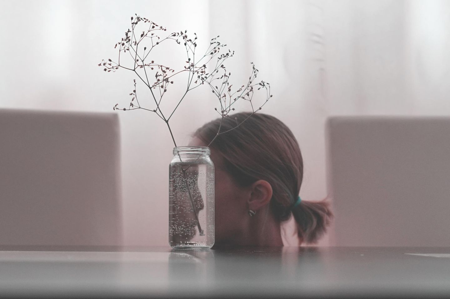 Psychologie: Frau spiegelt sich in einer Vase
