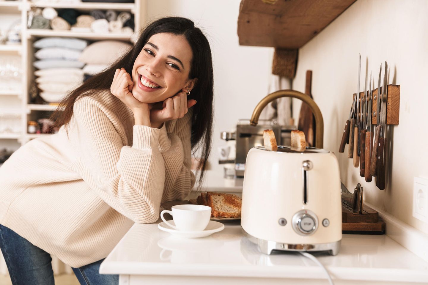 Deal des Tages: 50% Ersparnis beim Kauf des beliebten Retro-Toasters, Frau in Küche