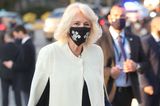 Camilla läuft an Menschen vorbei.