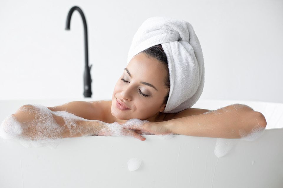 Wellness at home: Frau entspannt in der Badewanne