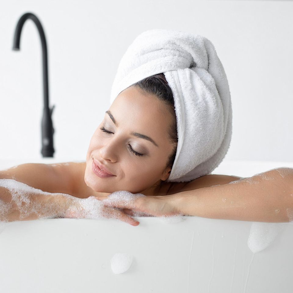 Wellness at home: Frau entspannt in der Badewanne