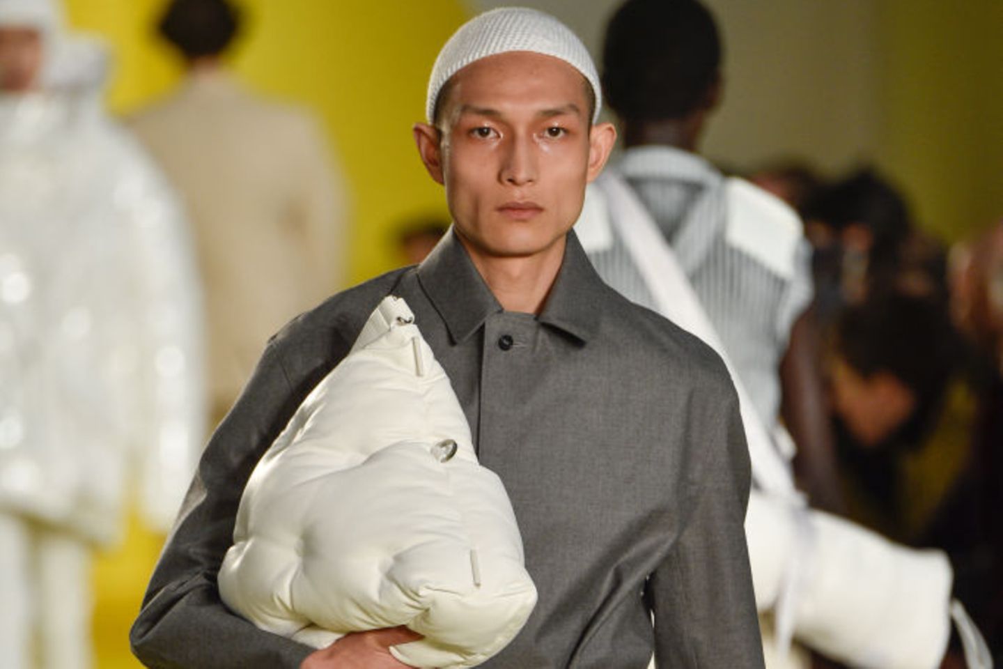 Der gemütltlichste Taschentrend ever: Pillow Bag auf dem Laufsteg für Maison Margiela