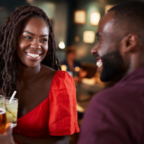 Eine Frau und ein Mann haben ein Date in einer Bar.