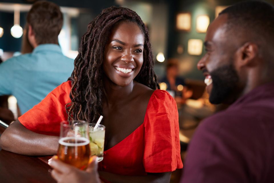 Eine Frau und ein Mann haben ein Date in einer Bar.