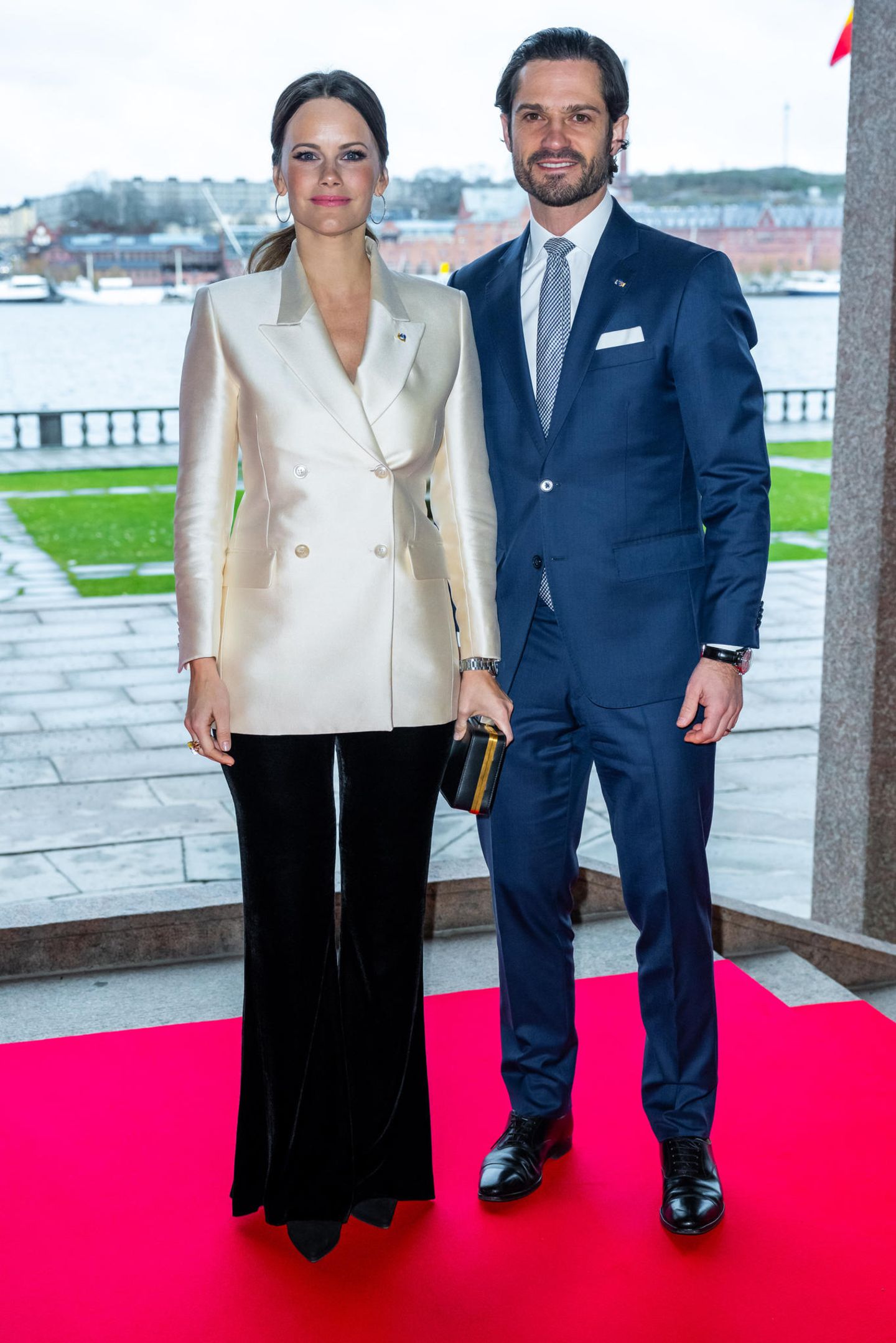 Am zweiten Tag des Staatsbesuchs von König Felipe und Königin Letizia ist es Mal wieder Prinzessin Sofia, die optisch hervorsticht. Sie weiß einfach, wie man klassische Pieces wie den Blazer mit einer trendigen Schlaghose kombiniert. Das Outfit wirkt formell und stylisch zugleich. 